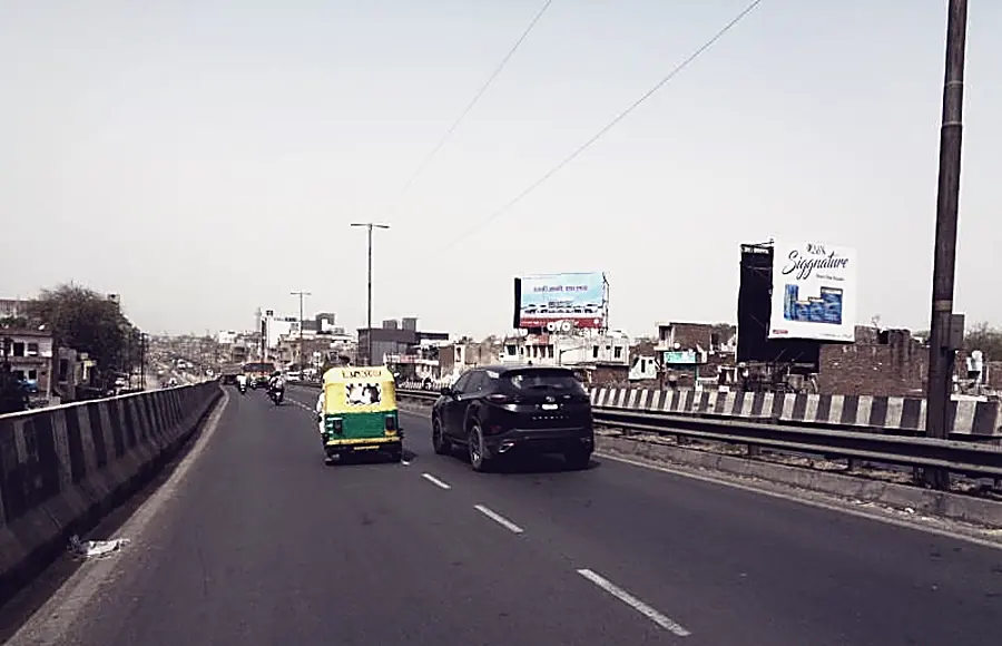 Traffic and auto-rickshaws on a divided road through Agra
