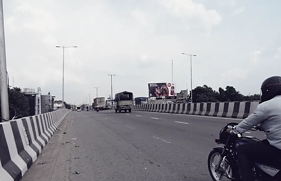 A flyover approach in Agra seen from the traffic lane